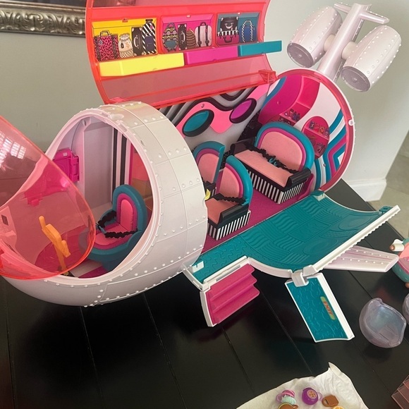 LOL Surprise Travel Plane. Dolls, Furniture and all accessories pictured. EUC. - Picture 8 of 9